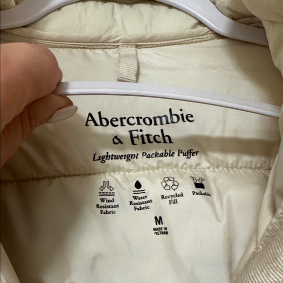 Abercrombie & Fitch • Lightweight Packable Puffer Jacket - Picture 9 of 9